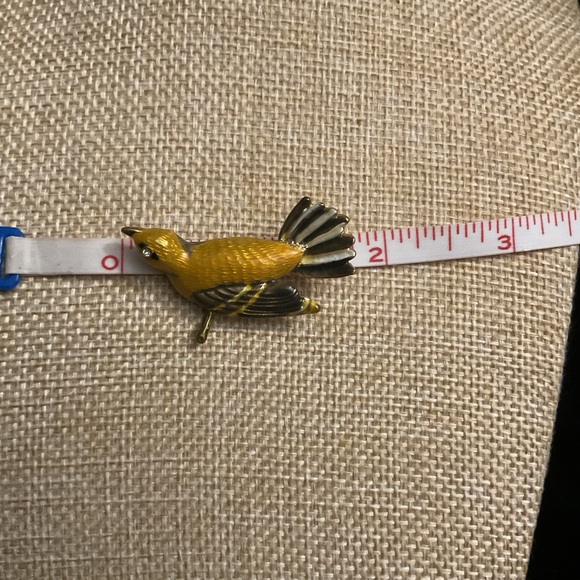 MMA by Ciner Vintage Gold Toned, Hand Enamel Birds Brooch Set. - Picture 4 of 6